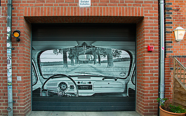 Картина на гаражных воротах