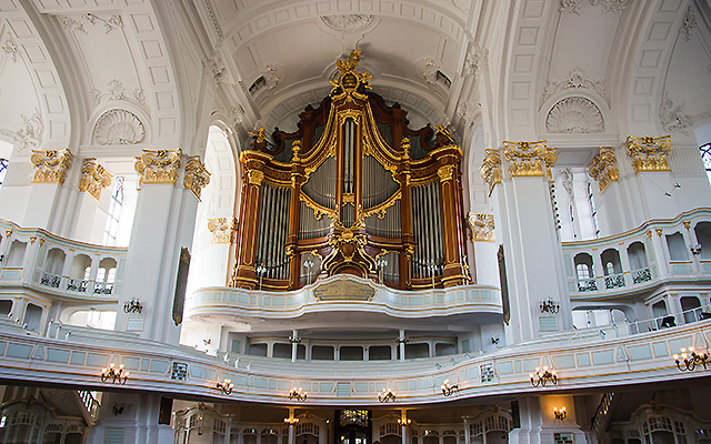 "Большой орган" - один из 4-х органов церкви